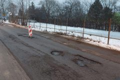 słupki na ulicy Wyszyńskiego przy Biedronce,