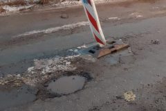 słupki na ulicy Wyszyńskiego przy Biedronce,