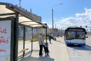 Zdjęcie ilustrujące. Autobus miejski 34 podjeżdża na przystanek Wzgórze Św. Maksymiliana SKM. Jedzie w kierunku Demptowa