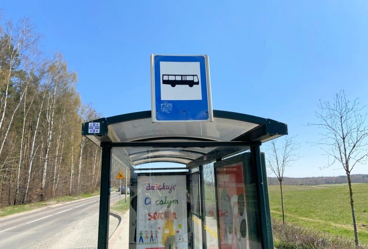 Przystanek autobusowy Sokoła na Chwarznie w kierunku Dworca PKP Gdynia.
