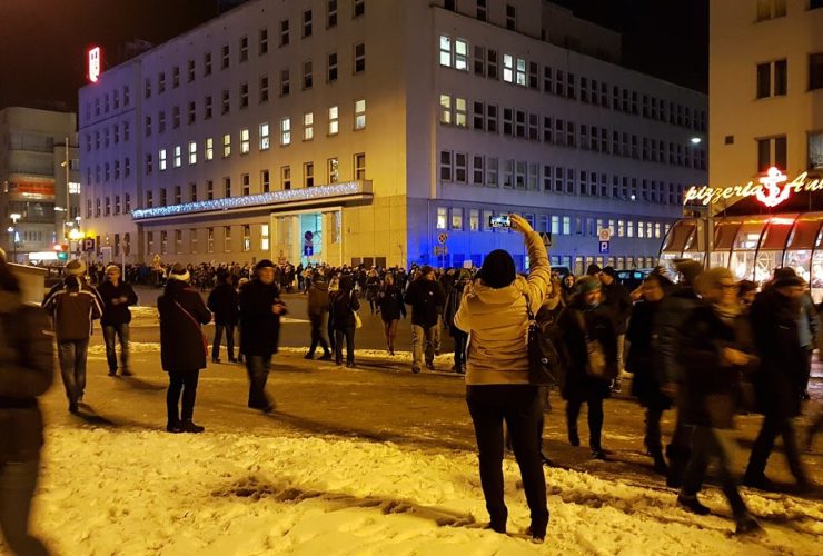 zdjęcie ilustracyjne. Jest na nim urząd miasta i grupa protestujących w obronie praw człowieka łamanych w Polsce