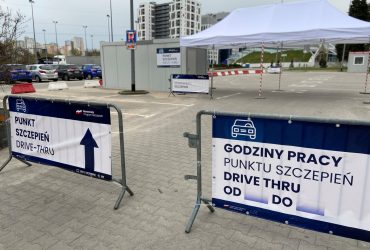 Wjazd do punktu szczepień drive thru w Gdyni
