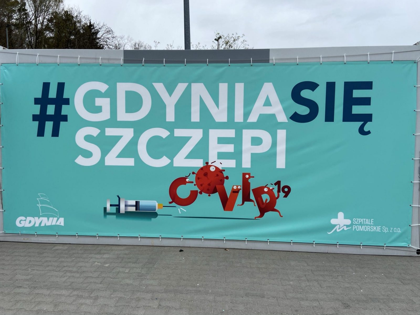 Plakat z drive thru w Gdyni