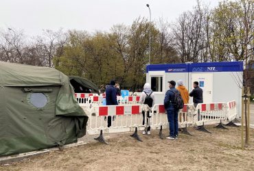 Mobilny punkt szczepień w Gdyni przy Teatrze Muzycznym w ramach akcji Zaszczep się w Majówkę