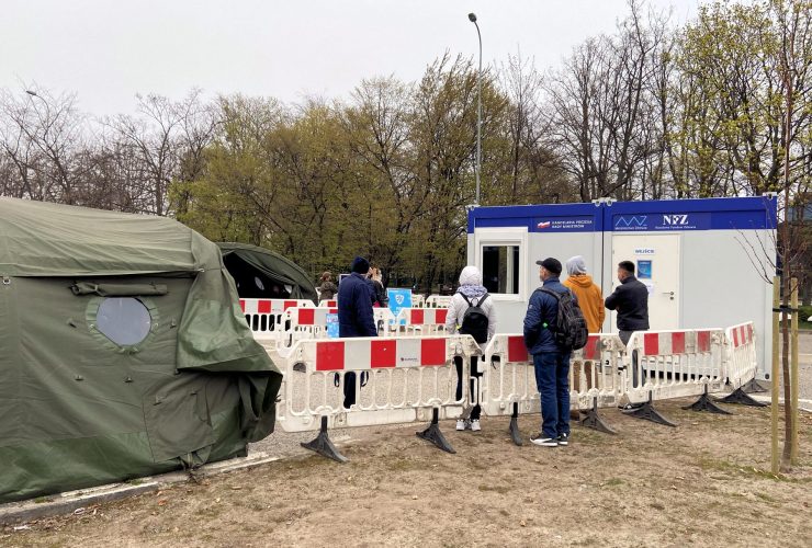 Mobilny punkt szczepień w Gdyni przy Teatrze Muzycznym w ramach akcji Zaszczep się w Majówkę