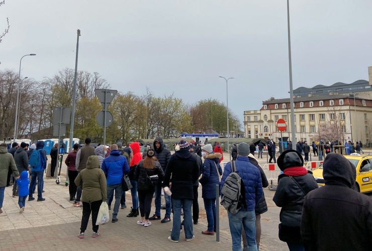 Kolejka do mobilnego punktu szczepien w Gdyni w ramach akcji zaszczep się w majówkę