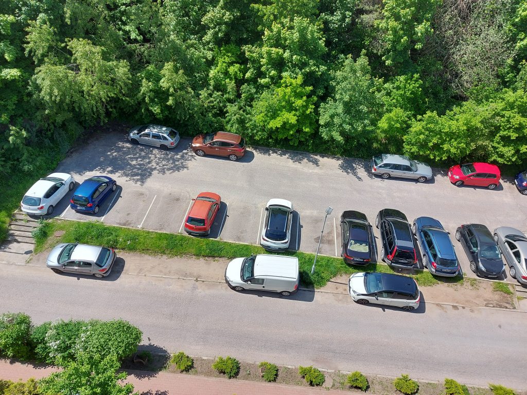 Płatne parkowanie na Wzgórzu św. Maksymiliana - parking pod blokiem na ul. Norwida 4