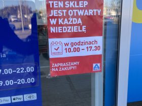 Na zdjęciu godziny otwarcia w niedziele niehadlowe sklepu Aldik w Gdyni Chwarzno