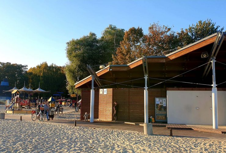 Na zdjęciu płatne toalety przy plaży miejskiej w Gdyni