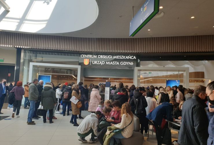 PESEL - towar luksusowy. W Gdyni nie do dostania 30 Kolejka po pesel. Uchodźcy z Ukrainy przy Centrum Obsługi Mieszkańca w Gdyni