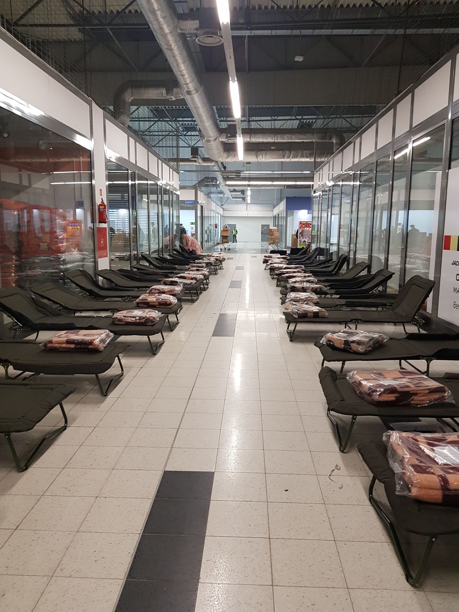 Łóżka polowe rozstawione dla uchodźców z Ukrainy