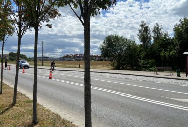 Ironman Gdynia 2022 - ostatni zawodnik, który przejeżdża ulicą Chwarznieńską