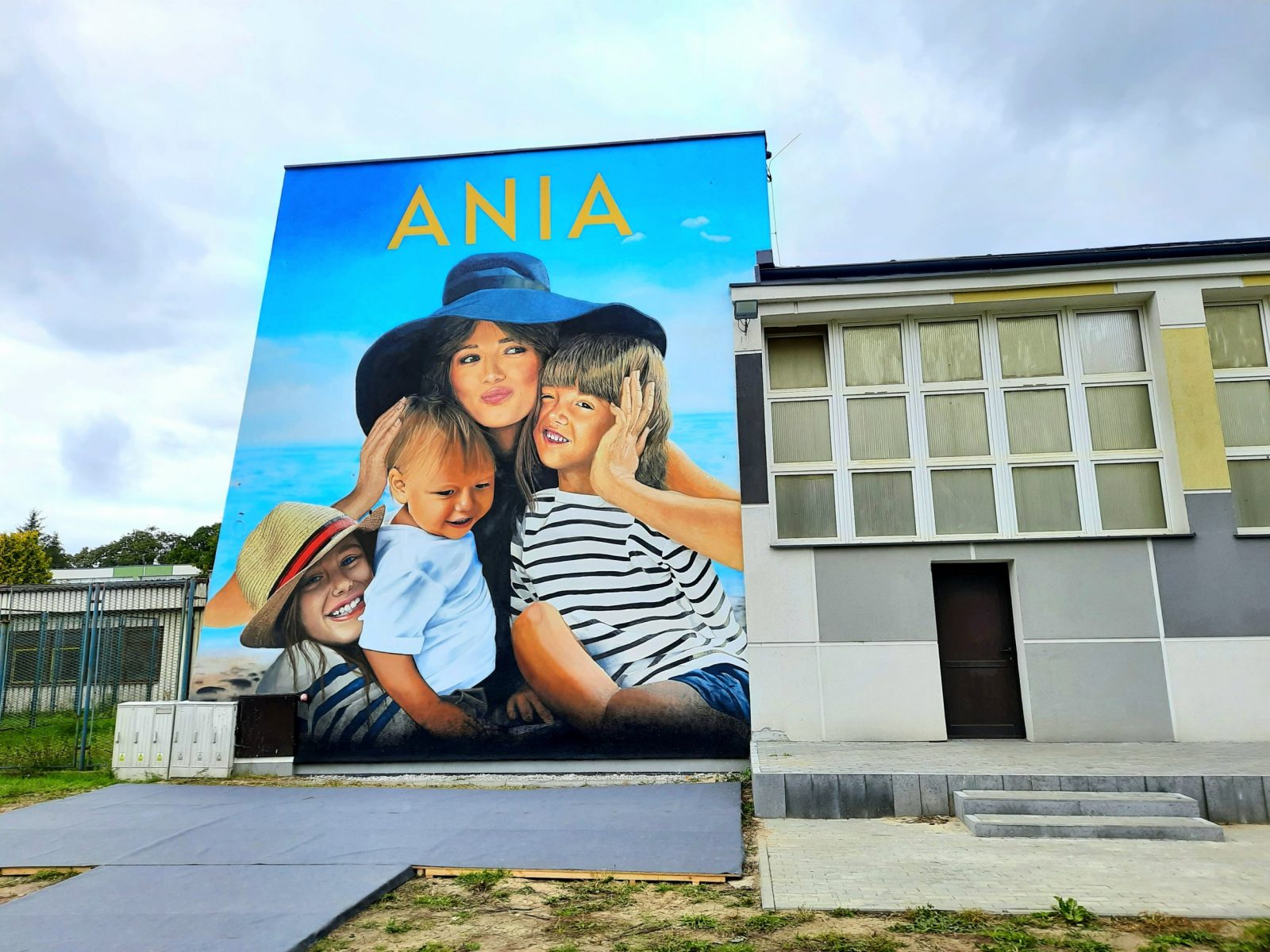 Mural "Ania" na gdyńskim liceum