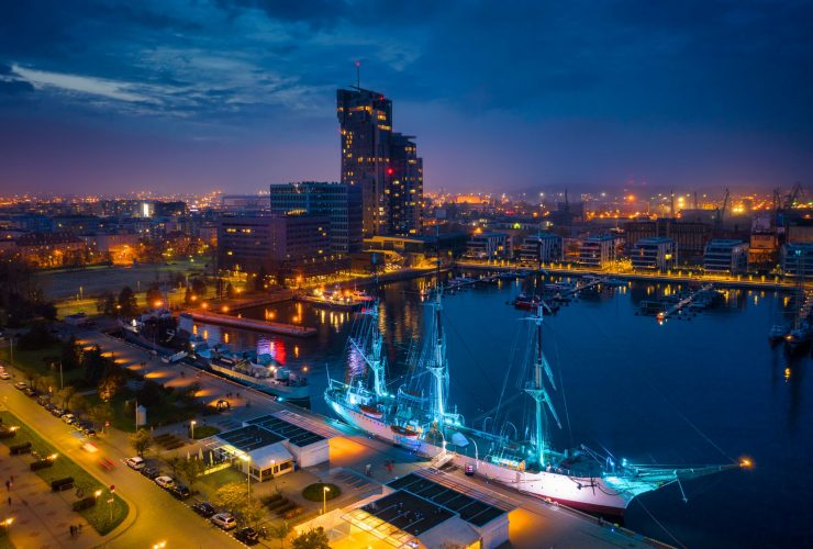 Oświetlona Gdynia nocą.