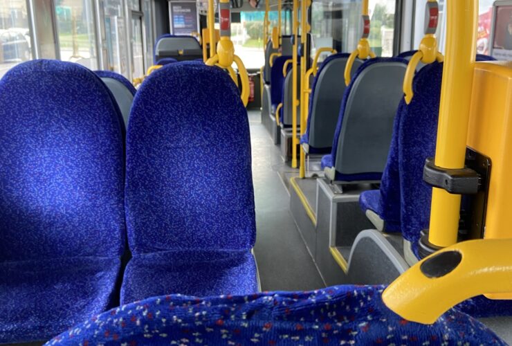 zdjęcie przedstawia wnętrze pustego autobusu w Gdyni
