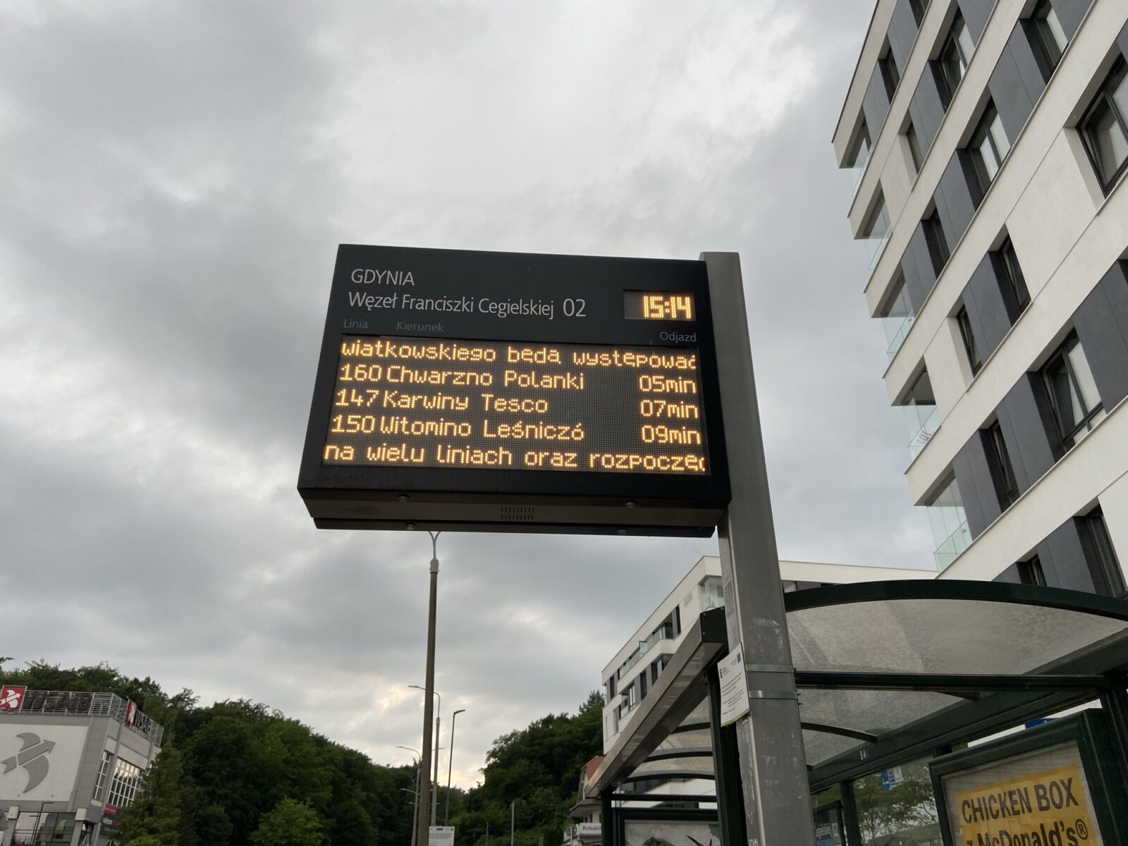 Zdjęcie przedstawia tablicę informacyjną autobusów komunikacji miejskiej w Gdyni przy ulicy Kieleckiej.