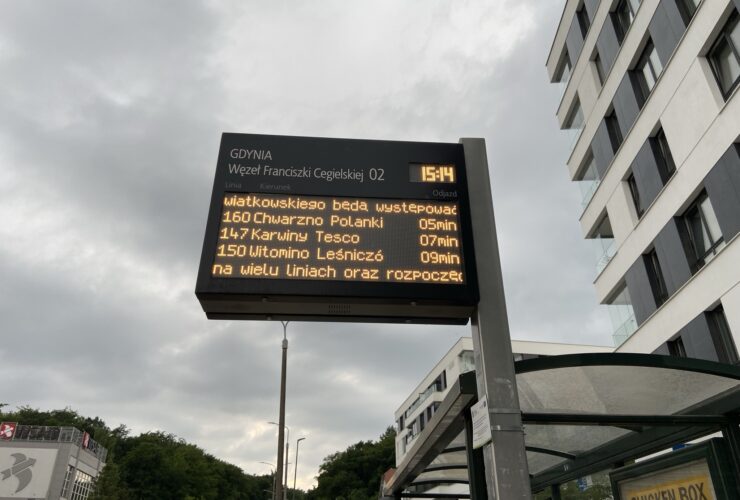 Zdjęcie przedstawia tablicę informacyjną autobusów komunikacji miejskiej w Gdyni przy ulicy Kieleckiej.