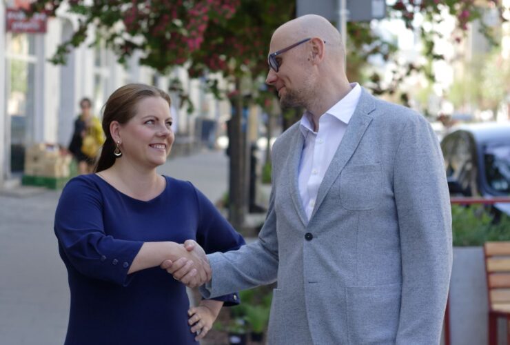 Na zdjęciu potencjalni kandydaci na prezydenta miasta Gdyni, którzy wezmą udział w prawyborach. Po lewej w granatowej sukience Aleksandra Kosiorek, po prawej w jasnym garniturze Bartłomiej Austen.