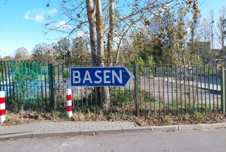 Na zdjęciu znak kierujący na basen na Karwinach, przy ZSP nr 2 w Gdyni (Staffa)