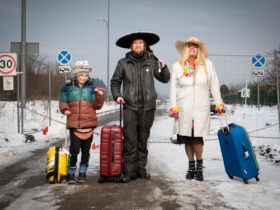Zdjęcie przedstawia troje podróżnych, którzy chcą polecieć z gdyńskiego, nieistniejącego lotniska
