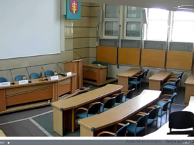 Zrzut ekranu przedstawia pustą salę obrad Rady Miasta Gdynia.