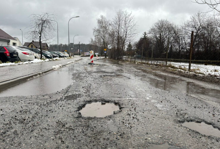 Na zdjęciu dziury na ulicy Wyszyńskiego i Małkowskiego w Gdyni Wiczlinie. Zdjęcie zrobione 07.02.2024 r.