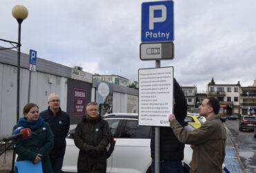 Czy gdyński system płatnego parkowania doczeka się zmian? 33 Na zdjęciu Dawid Biernacik i Szymon Jaros prezentują postulaty. Obok stoją Bartłomiej Austen oraz Jarosław Zyguła.